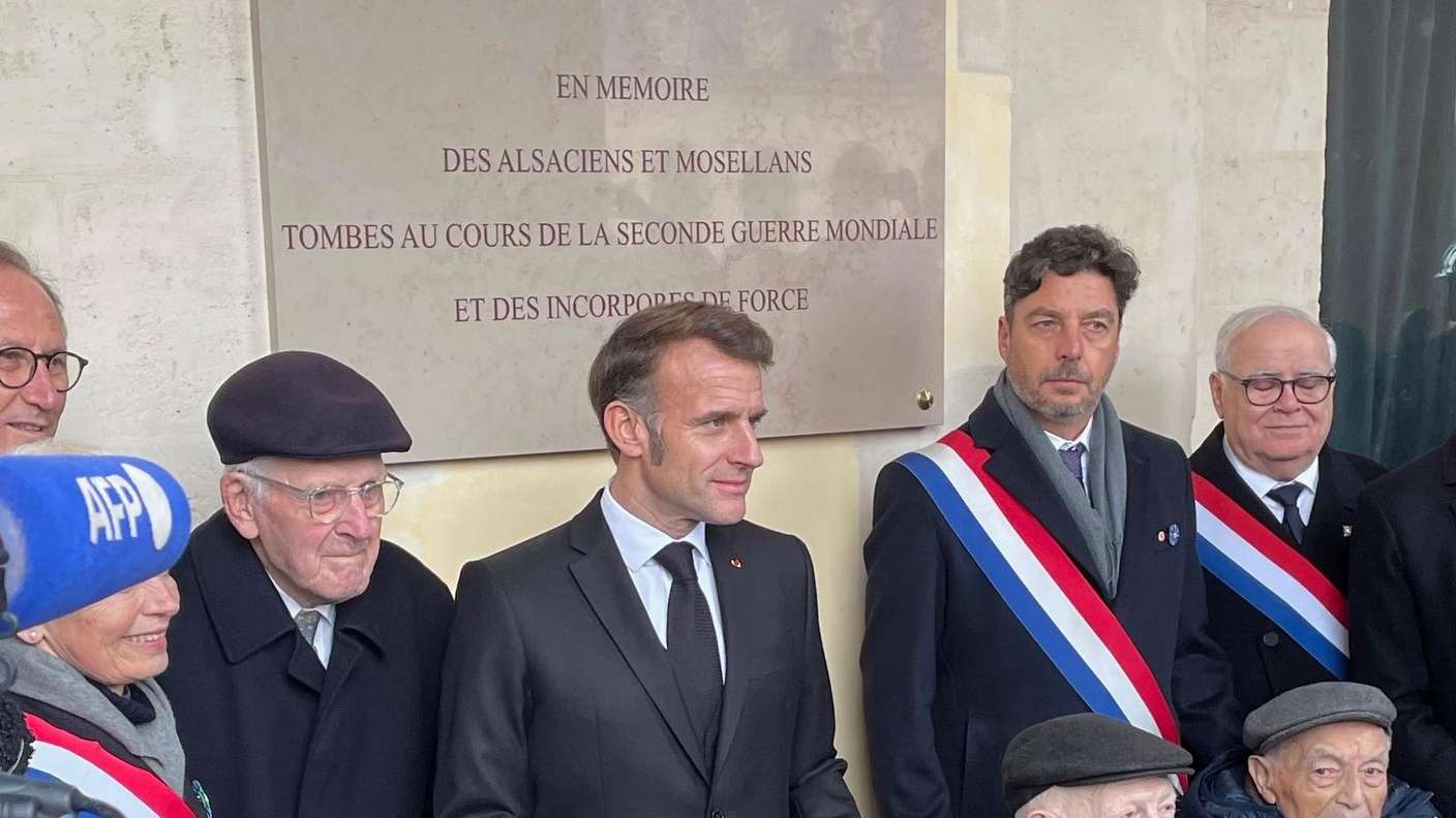 Präsident Macron mit Zwangsrekrutierten, vorne links François Dochter