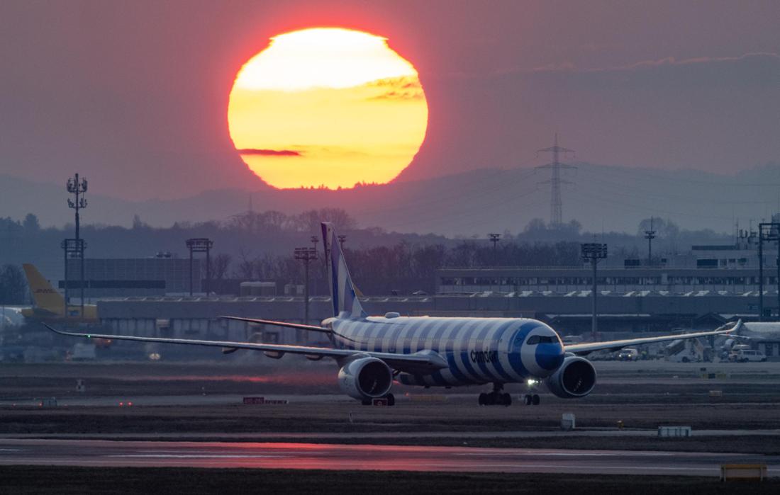 ARCHIV - 16.03.2025, Hessen, Frankfurt/Main: Eine Passagiermaschine der Fluggesellschaft Condor im Sonnenuntergang auf dem Flughafen in Frankfurt. (zu dpa: „Fraport-Chef erwartet pünktlichere Flüge mit neuem Terminal“) Foto: Boris Roessler/dpa +++ dpa-Bildfunk +++