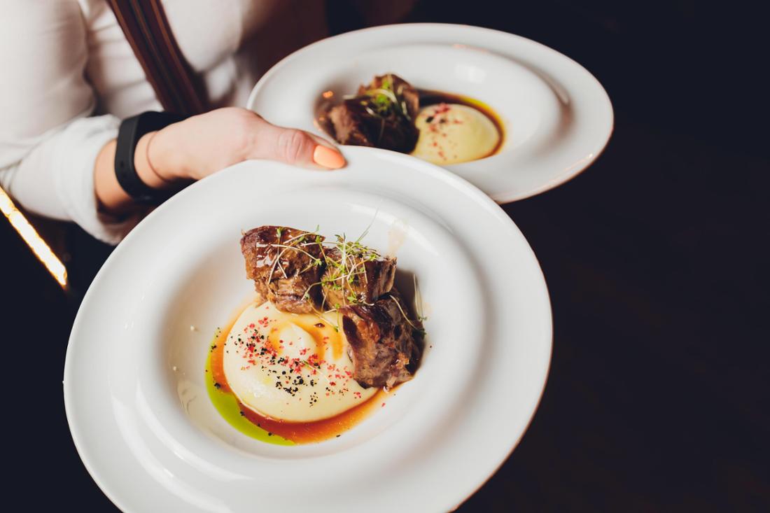 Kellnerin in einem teuren Restaurant.