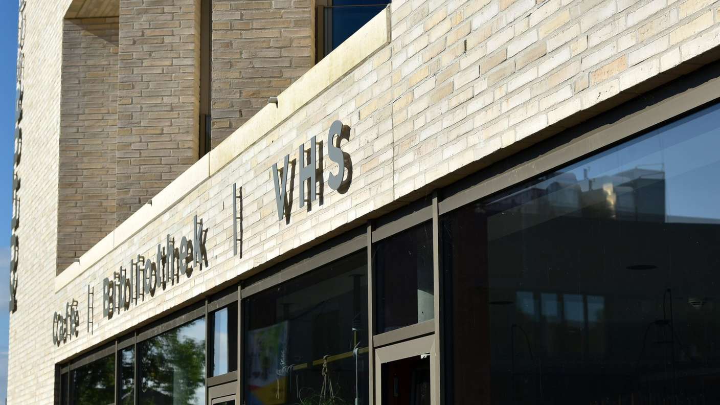 Die Kulturscheune mit Bibliothek und VHS in Weyhe-Leeste. Im Café hinter der Glasfront wird es im Sommer oft sehr heiß.