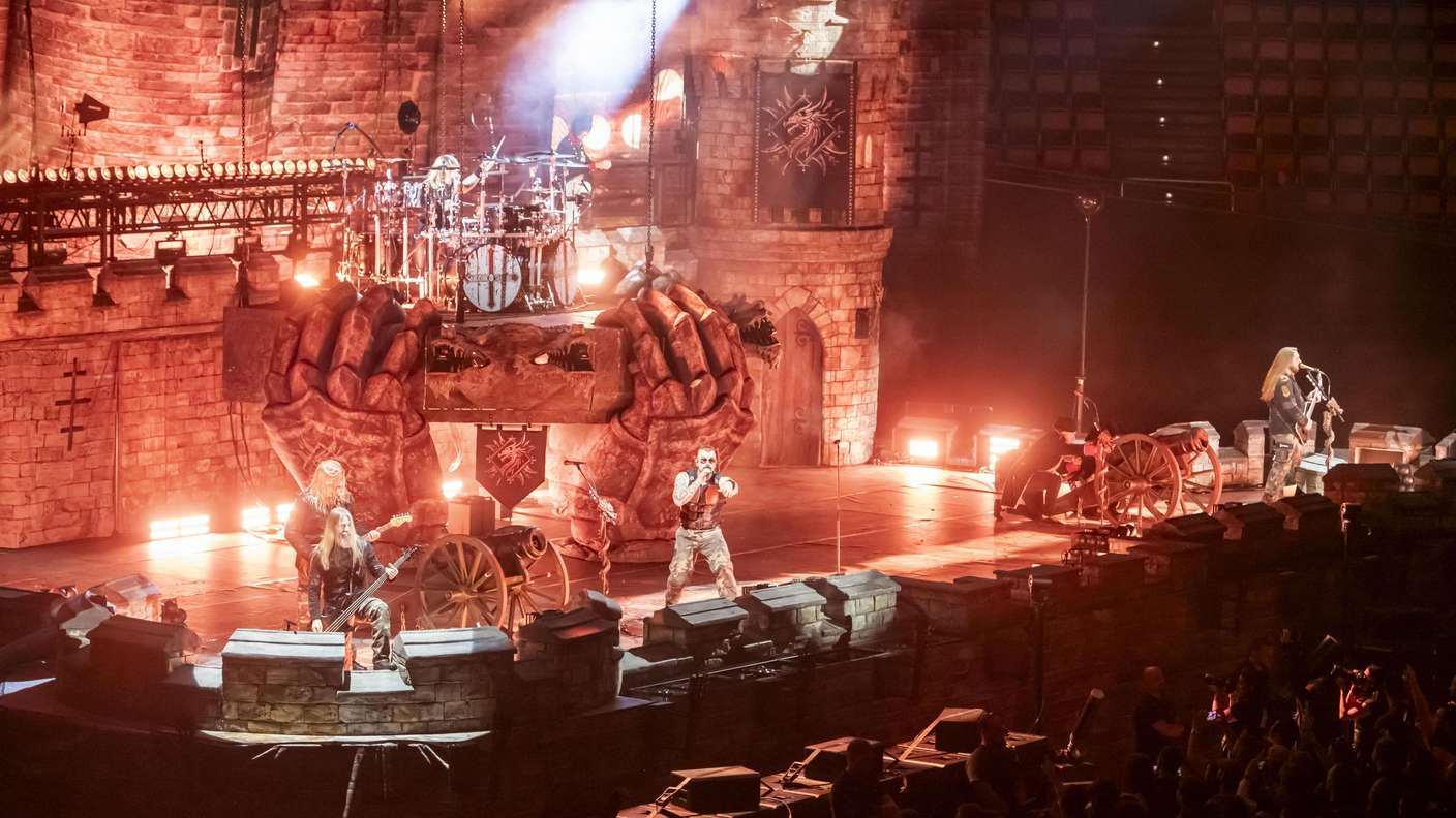 Ein Konzert gewordener Fiebertraum: Explosionen und Feuerfontänen gehören bei Sabaton dazu. 