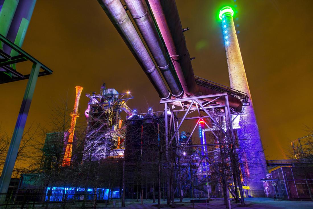 Im dunkeln durch den Landschaftspark Duisburg-Nord: Das geht zum Beispiel im Rahmen verschiedener Fackelführungen.
