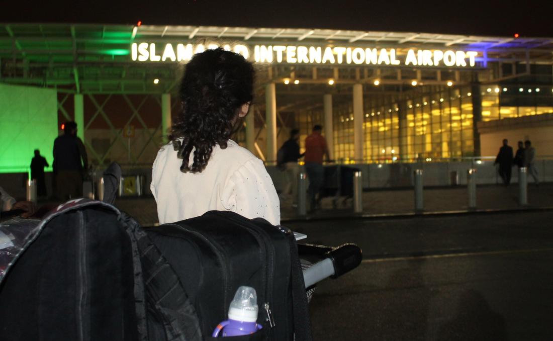 Afghanische Familien warten am Flughafen in Islamabad auf ihre Ausreise nach Deutschland.