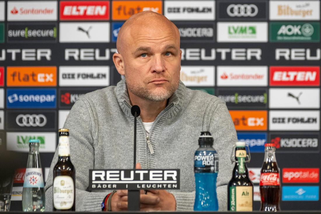 Rouven Schröder nimmt an einer Pressekonferenz von Borussia Mönchengladbach vor dem Bundesligaspiel gegen den 1. FC Heidenheim teil.