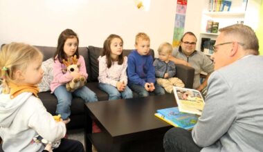 Bissige Wörter und starke Konkurrenz: Vorlesetag vor kleinem Publikum