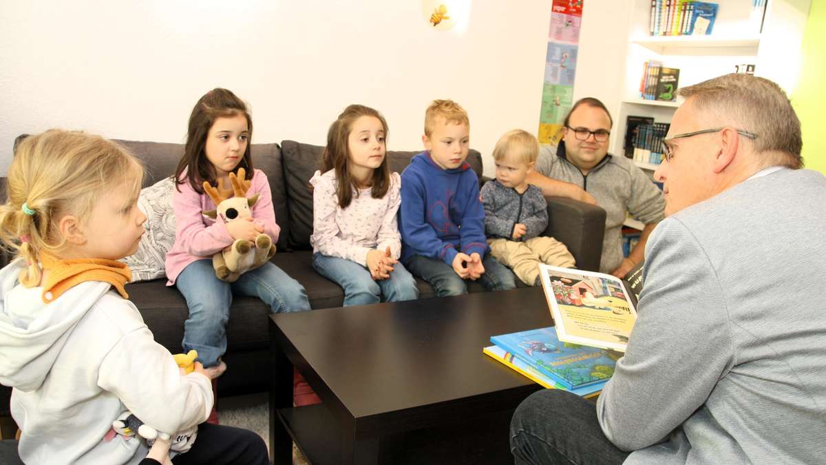 Bissige Wörter und starke Konkurrenz: Vorlesetag vor kleinem Publikum