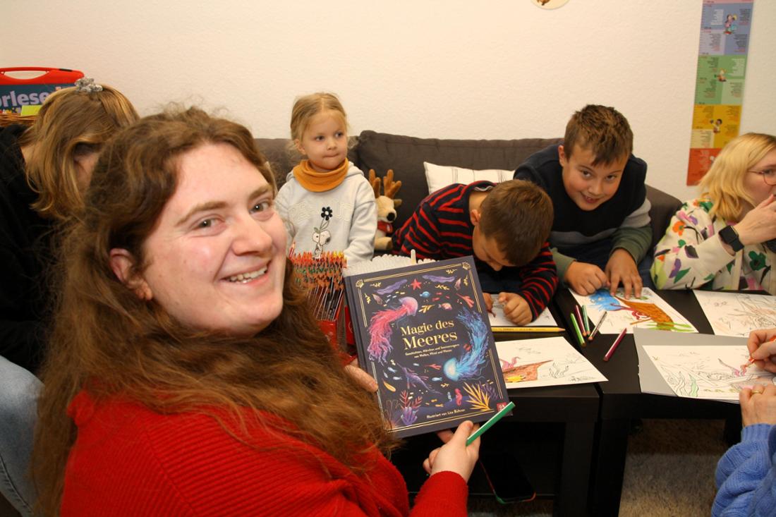 Passend zu dem von ihr illustrierten Buch „Magie des Meeres“ lud Lisa Bühner die Kinder zu einer Malaktion ein. 
