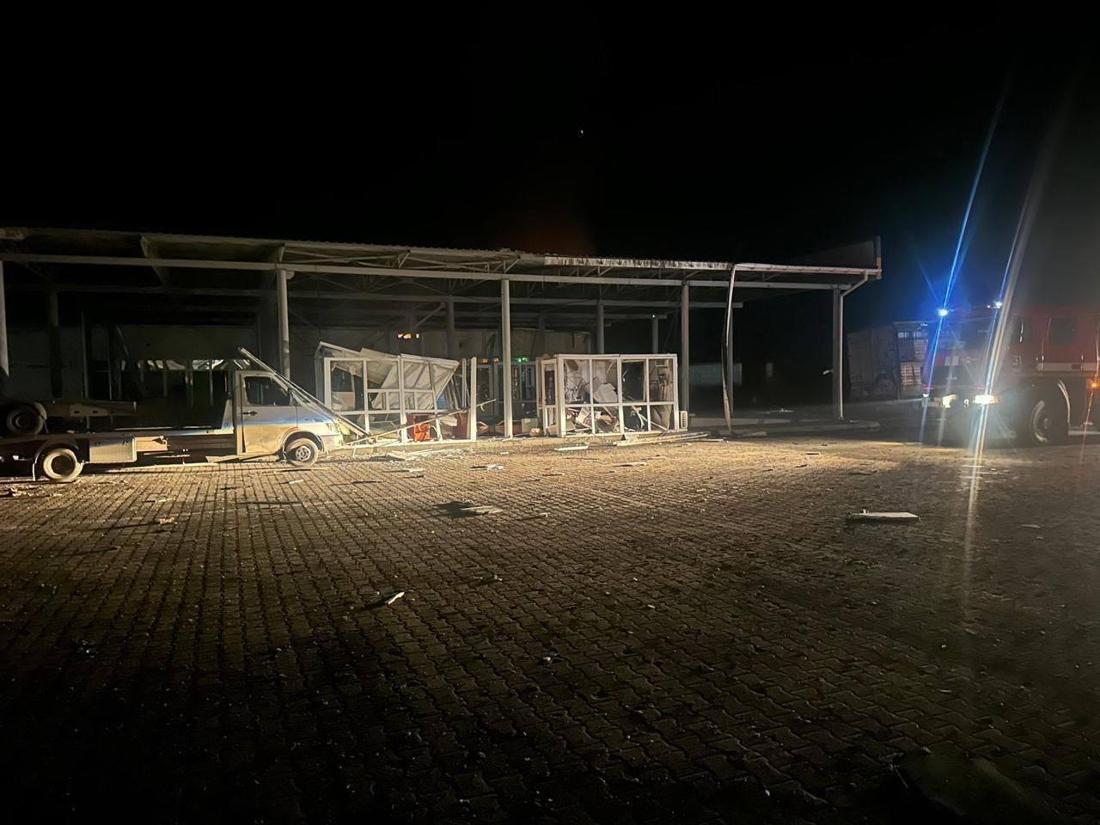 Der ukrainisch-rumänische Grenzübergang Orlivka wurde durch einen massiven russischen Drohnenangriff im Ukraine-Krieg so schwer beschädigt, dass der strategisch wichtige Fährbetrieb an der NATO-Grenze ausgesetzt werden musste.