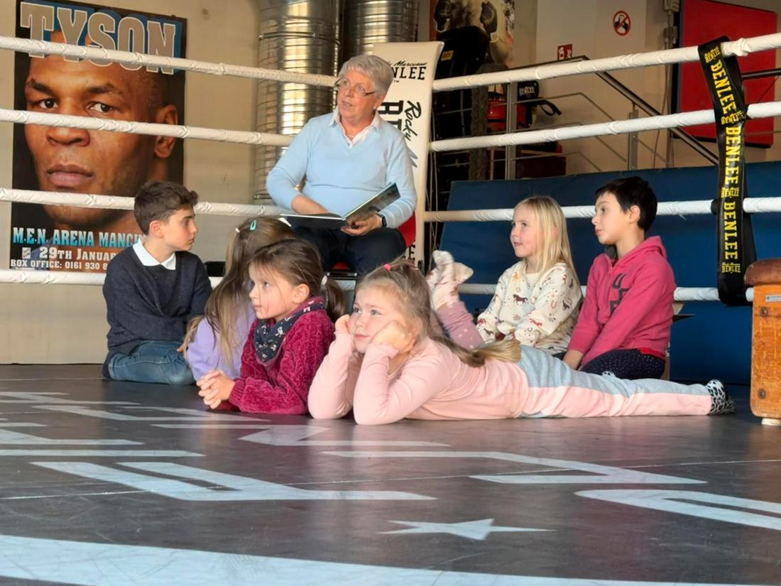 Die kleine Runde fand nicht nur die ausgewählte Geschichte toll, auch der Ring kam gut an 