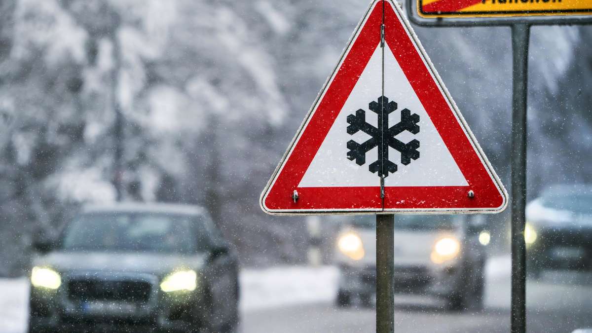 Verkehrschaos durch Glatteis: Wintereinbruch in Deutschland
