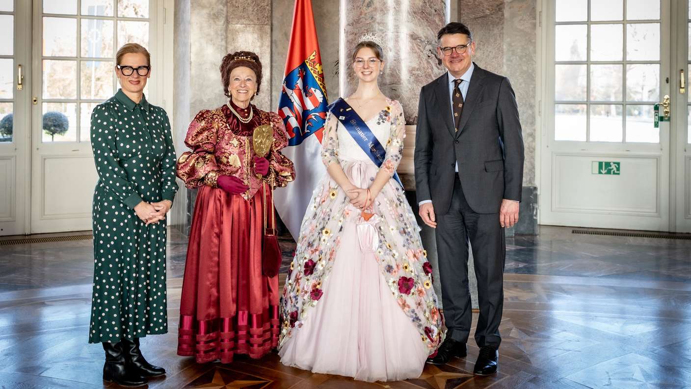 Ministerpräsident Boris Rhein empfängt gemeinsam mit seiner Frau Tanja Raab-Rhein die Steinauer Märchenkönigin Laura I. und Frau Königin Mariéle im Wiesbadener Schloss Biebrich; Laura Fuchs und Mariéle Syllwasschy.