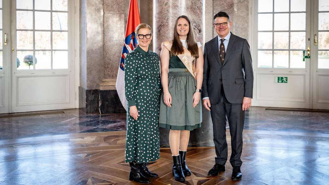 Ministerpräsident Boris Rhein empfängt gemeinsam mit seiner Frau Tanja Raab-Rhein die Neuhofer Weinkönigin Leonie im Wiesbadener Schloss Biebrich.
