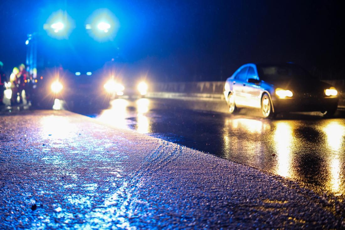 Bei Winter-Wetter legt sich Glatteis auf Deutschlands Straßen: Hier an der A44, wo am Sonntag ein Auto von der Fahrbahn abgekommen war.