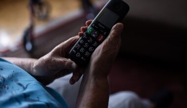 „Oma, ich brauche Geld für eine spezielle Behandlung“