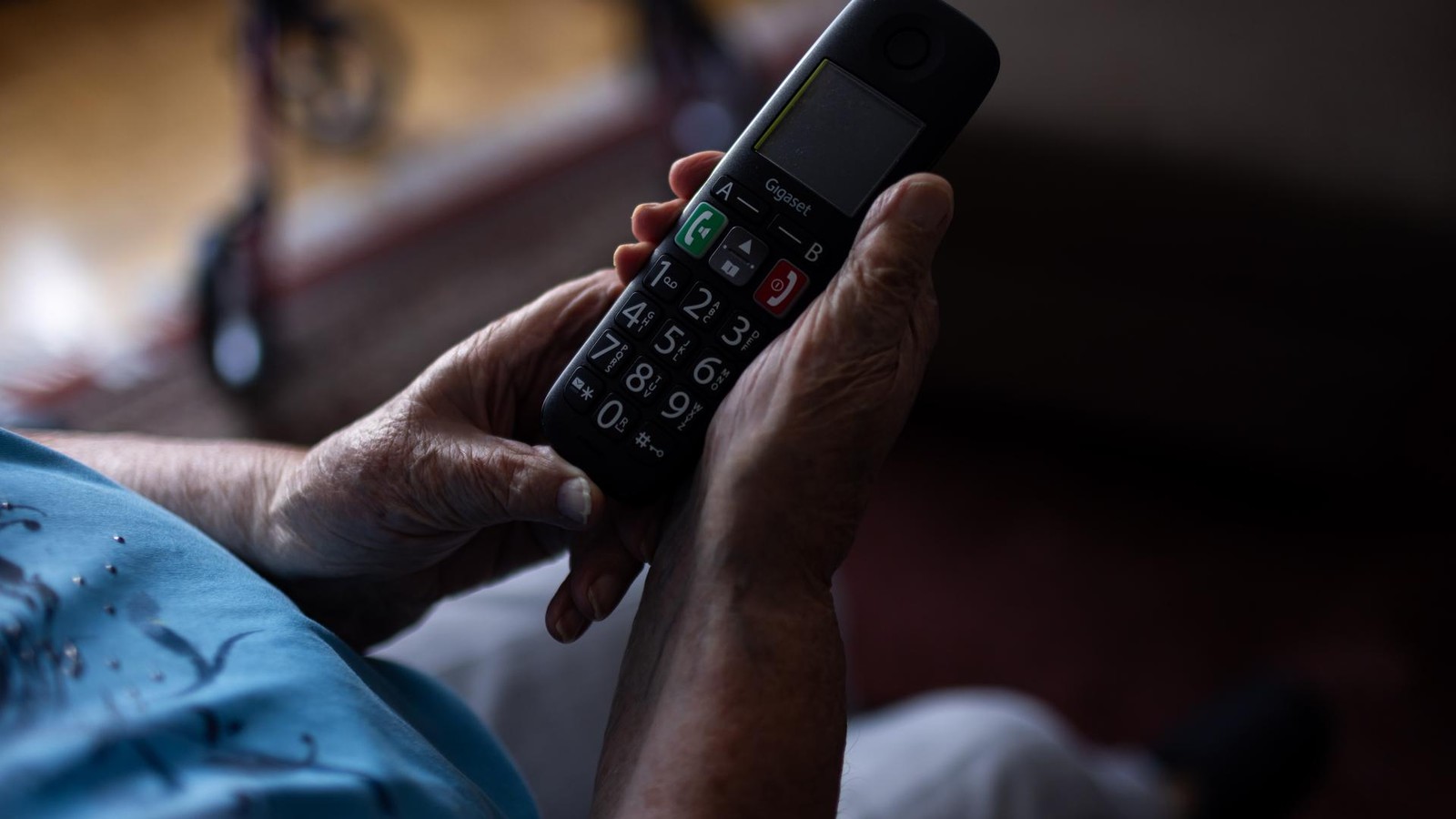 „Oma, ich brauche Geld für eine spezielle Behandlung“