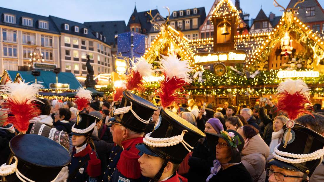 Hessens größter Weihnachtsmarkt ist feierlich eröffnet worden. Pünktlich um 17.05 Uhr läutete am Montag (24. November) das traditionelle Glockenspiel der Alten Nikolaikirche den Frankfurter Weihnachtsmarkt ein. Nach einem Countdown wurde die Weihnachtstanne «Frau Holle» unter großem Jubel mit Tausenden Lichtern erleuchtet. Bis zum 22. Dezember lädt der Frankfurter Weihnachtsmarkt zum Schlendern und Schlemmen ein. In dieser Zeit sind mehr als 230 Stände in der Innenstadt aufgebaut.
