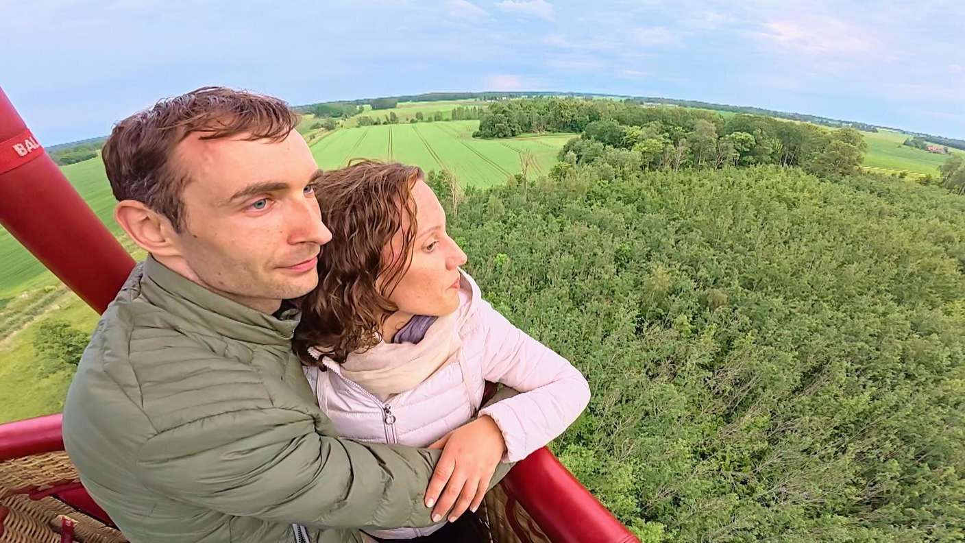 Neben dem seelischen Höhenflug der beiden ist einer der Höhepunkte der Hochzeitsreise sicher die Ballonfahrt die Spektakulärste.