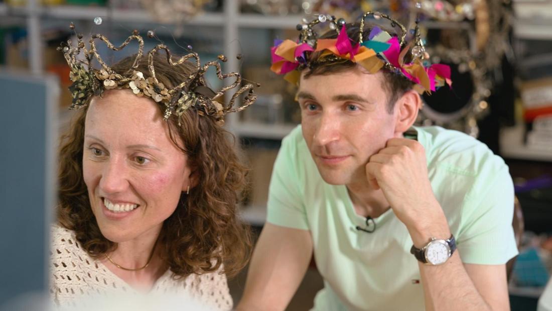 Beim Kronen-Basteln erfahren Sarah und Martin viel voneinander und haben immer ein Lob für den anderen übrig.