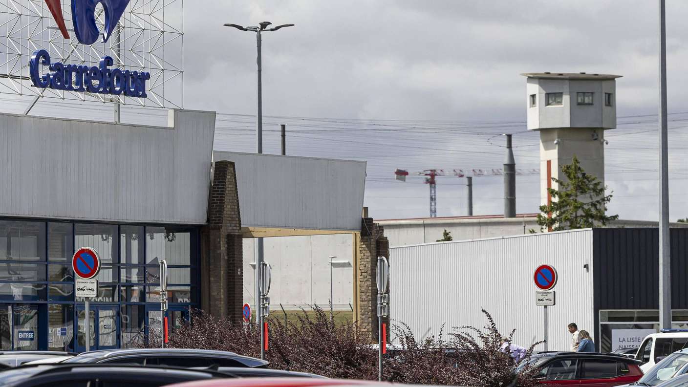 Prison Vendin le Vieil voisinage PHOTOPQR VOIX DU NORD SEBASTIEN COURDJI 21 07 2025 Vendin le Vieil, 21 07 2025, exterior view of the Vendin le Vieil high security prison Frances biggest drug traffickers will be incarcerated in a high security section of this prison a mall center ocated next to the prison Northern France, july 21st 2025 Exterior view of the Vendin le Vieil high security prison France s biggest drug traffickers will be incarcerated in a high security section of this prison a mall center ocated next to the prison 1 Hauts de France France PUBLICATIONxNOTxINxFRAxBELxSUIxUK Copyright: xPHOTOPQR/VOIXxDUxNORD/MAXPPPxSEBASTIENxCOURDJIx 20250721VDN4916 20250721VDN4924