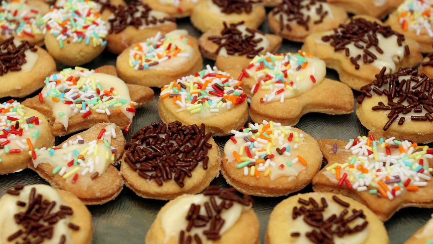 Plätzchen mit Glasur und Streuseln