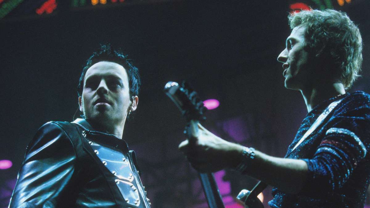 Kult-Popstar der 90er-Jahre verliert bei Sturz 17 Zähne: „Lag in Blutlache“