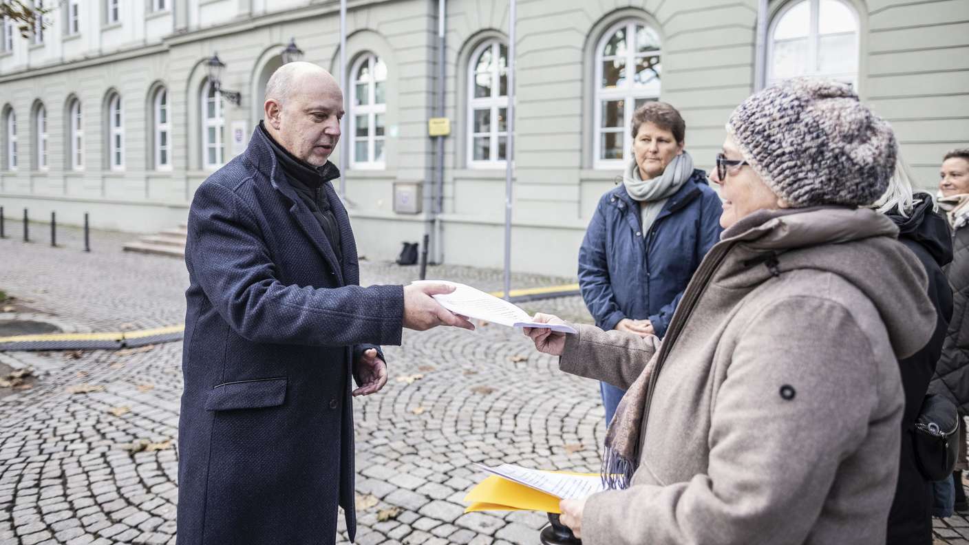 Wiesbaden, 26.11.2025u000dÜbergabe Resolution der Personalräte an Grundschulen an Kultusministerium, Luisenplatz, Wiesbaden, im Bild: Felicitas Hemel (GEW, r.) übergibt die Resolution der Personalräte an Grundschulen an Michael Ashelm (Pressesprecher Hessisches Ministerium für Kultus, Bildung und Chancen, l.) vor dem Kultusministerium, Foto: Michael Schick, Bertramstr. 19, 65185 Wiesbaden (Tagespauschale)