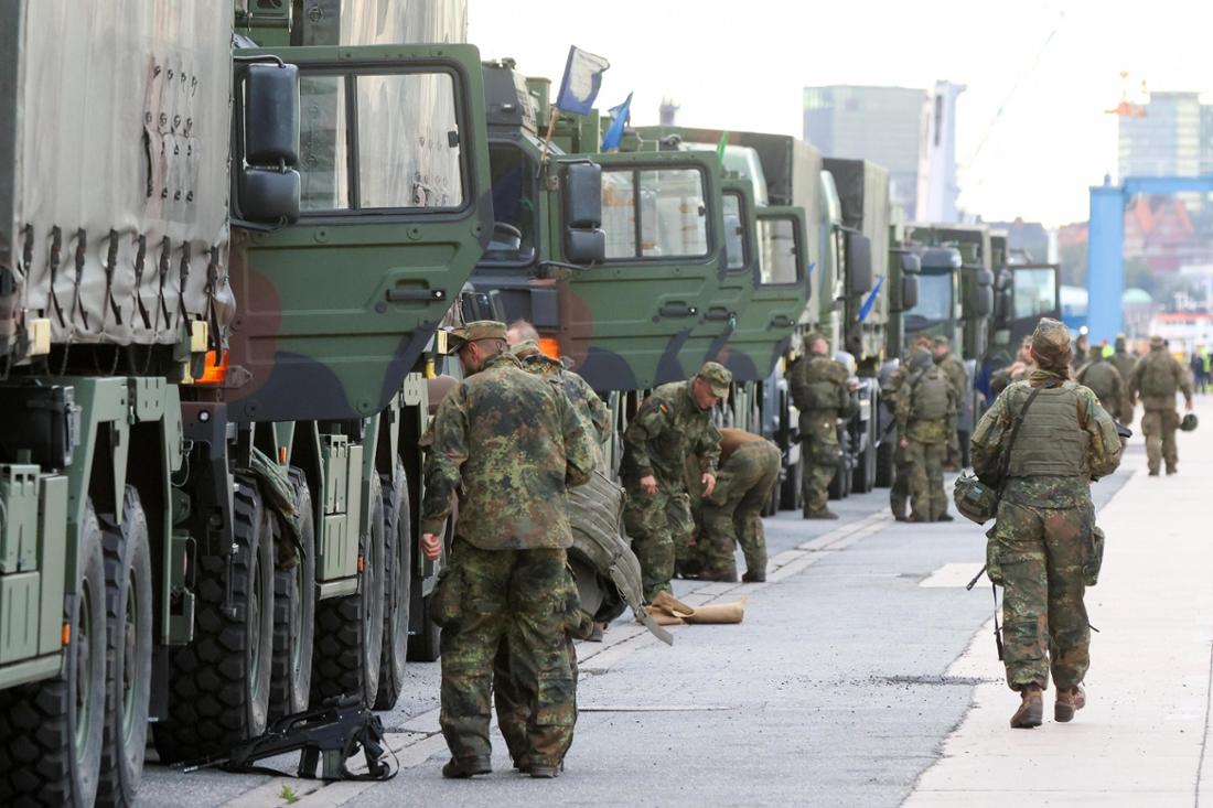 Bundeswehrsoldaten bereiten sich im Rahmen der Bundeswehrübung Red Storm Bravo auf eine Kolonnenfahrt durch das Hamburger Stadtgebiet vor.