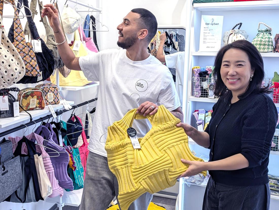 Frankfurt 27.11.2025 Eröffnung K-Culture-Laden Vibe Seoul auf der Zeil, HIER die CEO Hankyung Kim (r.) mit Staffmember Mo Fard mit Taschen aus recycelten Plastikflaschencopyright: Monika MüllerTagessatz