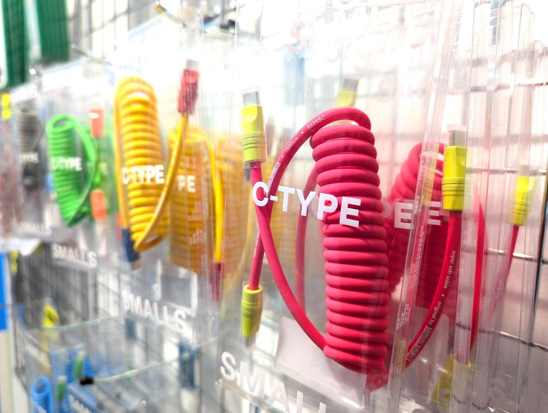 Frankfurt 27.11.2025 Eröffnung K-Culture-Laden Vibe Seoul auf der Zeil, HIER bunte Ladekabelcopyright: Monika MüllerTagessatz