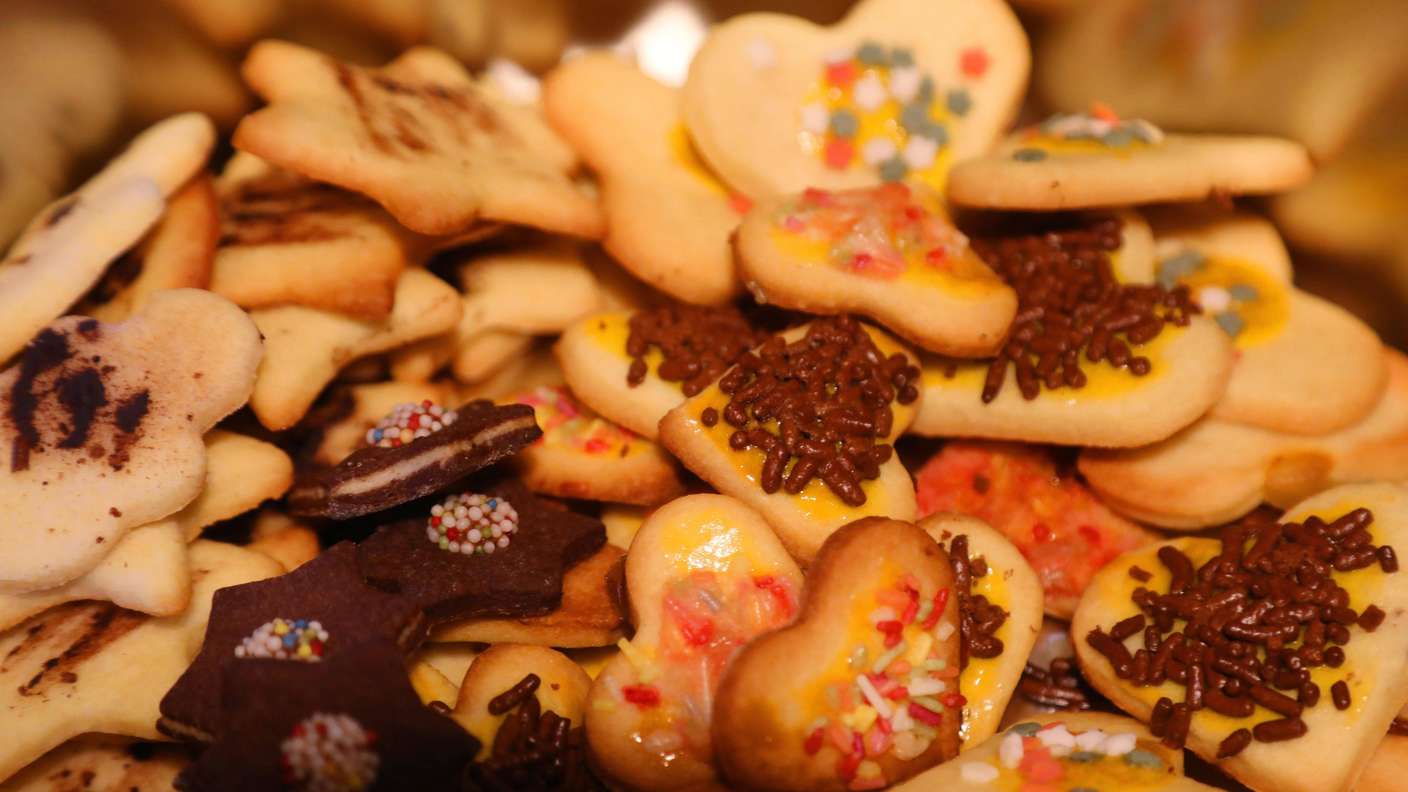 Weihnachtsgebäck liegt auf einem Tisch. (Symbolfoto)