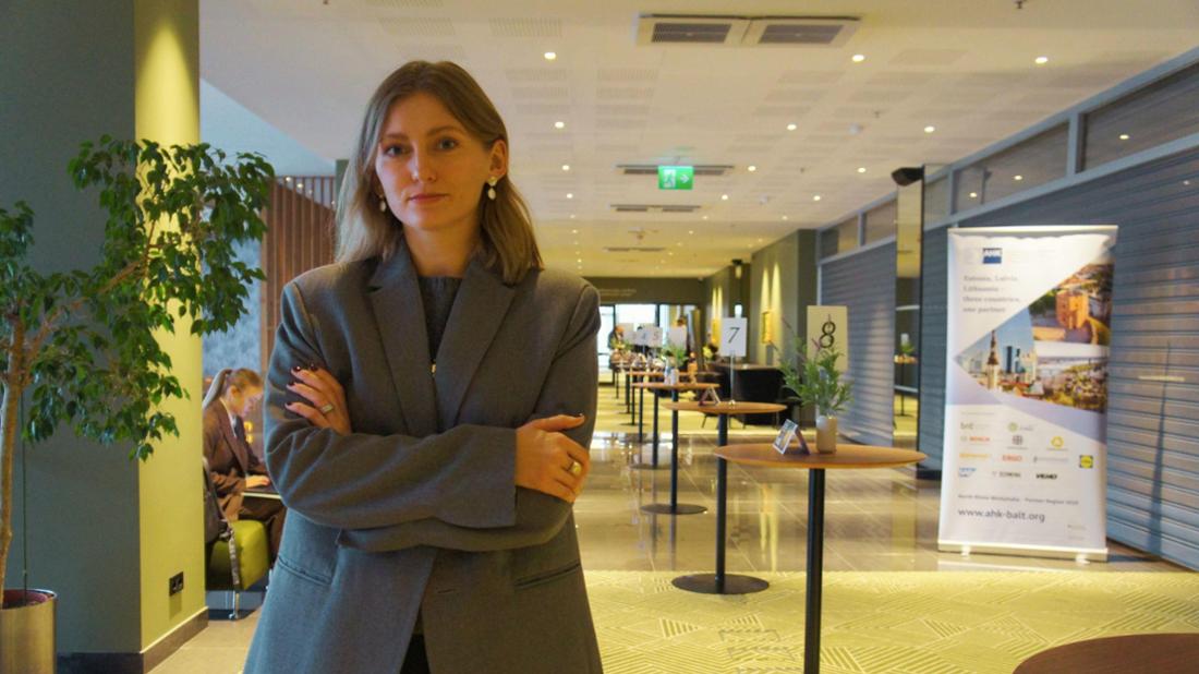 Lilia Slobodian blickt in die Kamera und verschränkt die Arme.