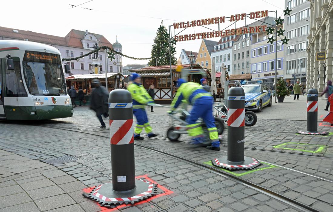 Bis Heiligabend müssen Sicherheitskräfte in Augsburg tausendfach schwere Poller bewegen. Der Grund: Der Christkindlesmarkt soll vor Anschlägen geschützt werden, ohne dass der Straßenbahnverkehr stillsteht.