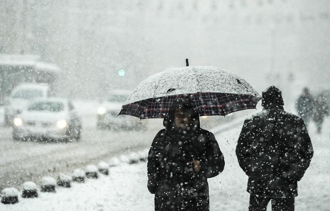 In Bayern bleibt es glatt, Gefahr droht durch „gefrierenden Sprühregen“. Schneefall gibt es aktuell keinen, doch der nächste zeichnet sich bereits ab. (Symbolbild)