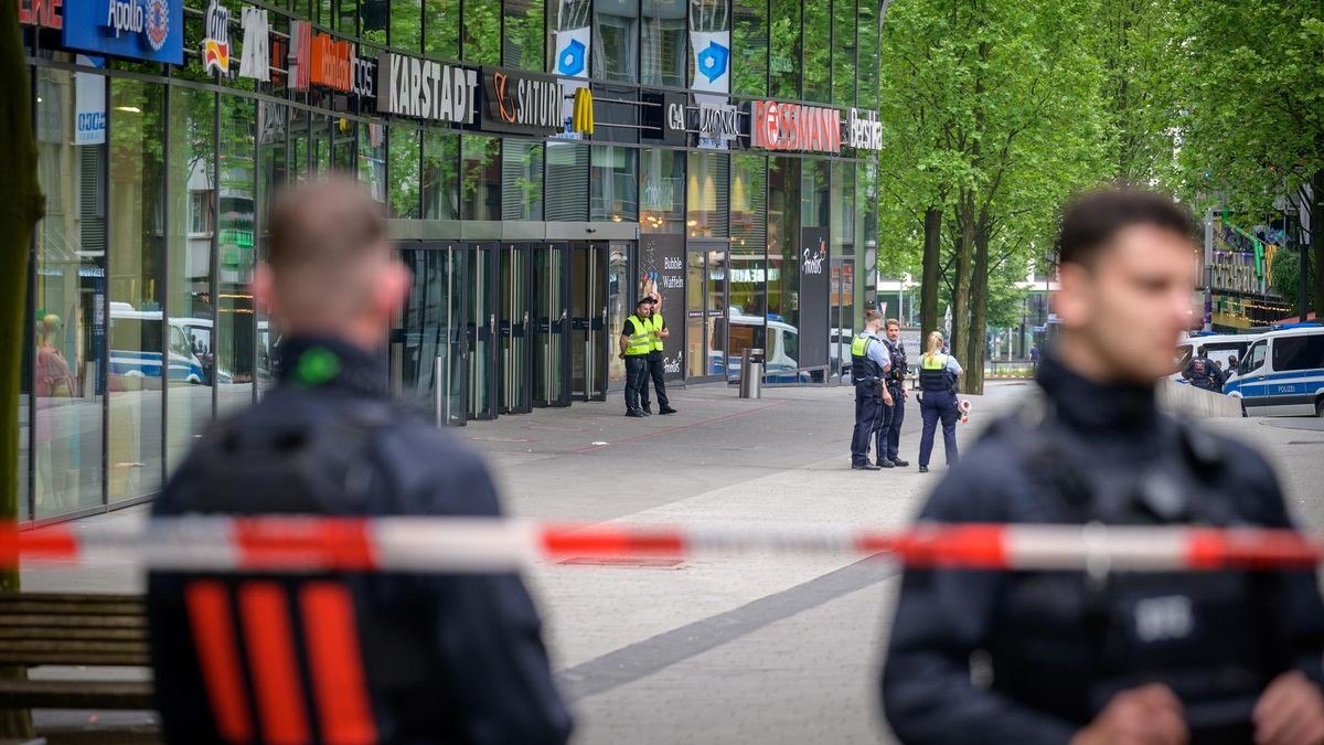 Limbecker Platz in Essen: Das Einkaufszentrum wurde Mitte Mai 2024 wegen einer Bombendrohung geräumt. Nun hat es wegen dieser Drohung und Hunderter weiterer Durchsuchungen in mehreren Bundesländern gegeben.