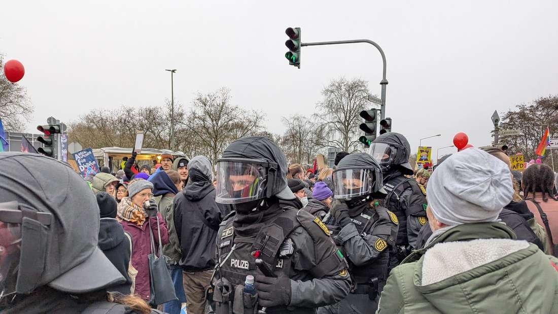In und um Gießen demonstrieren am Samstag zehntausende Menschen gegen die Neugründung der AfD-Jugend. Es ist gleichzeitig wohl der größte Polizeieinsatz in der Geschichte der Stadt.