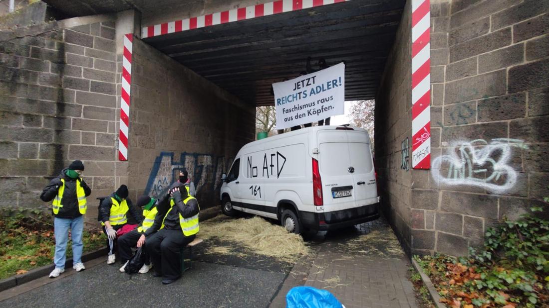 Am Ende der Lahnstraße Richtung Kleinlinden haben Protestler eine Unterführung blockiert.