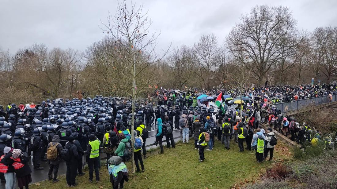 Parallel strömen immer mehr Demonstranten im Bereich der Wieseck-Brücke aus der Lahnaue auf die Lahnstraße.