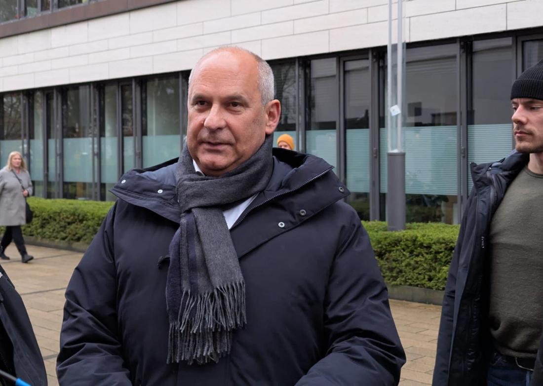 Der hessische Innenminister Roman Poseck (CDU) spricht am Rande der Veranstaltung von 25.000 Demonstranten.