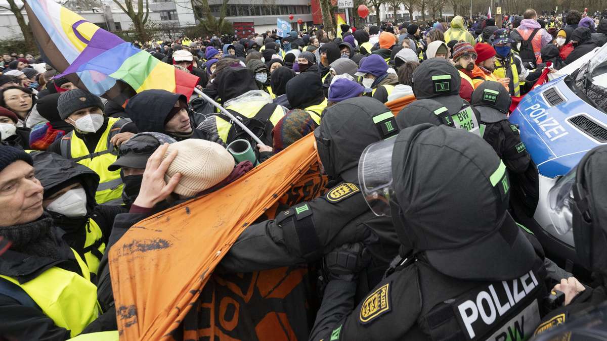 Eskalation droht, Polizei setzt Wasserwerfer ein – Merz reagiert