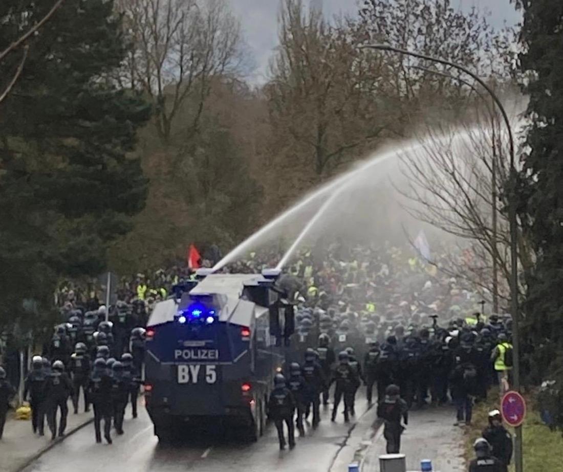 Die Polizei setzt in der Schlachthofstraße Wasserwerfer gegen die Demonstranten ein. 