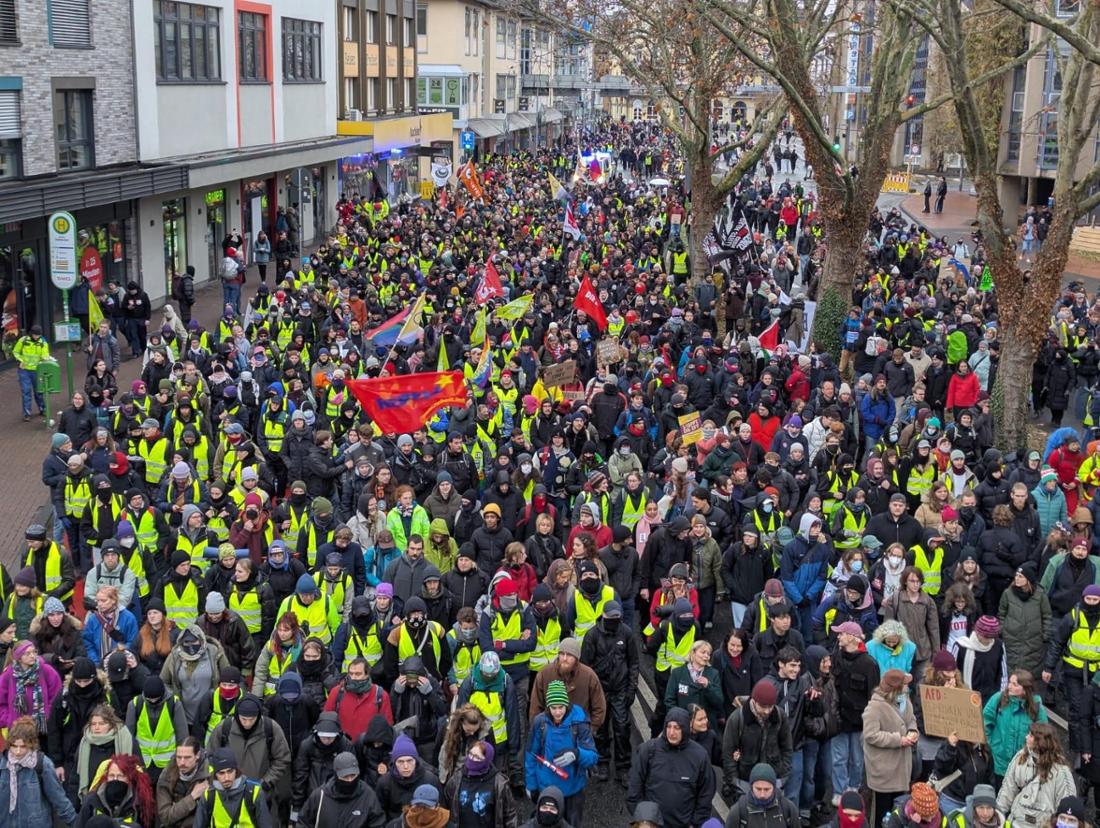Eindrückliches Bild: Tausende Demonstranten auf dem Weg Richtung Bahnhof.