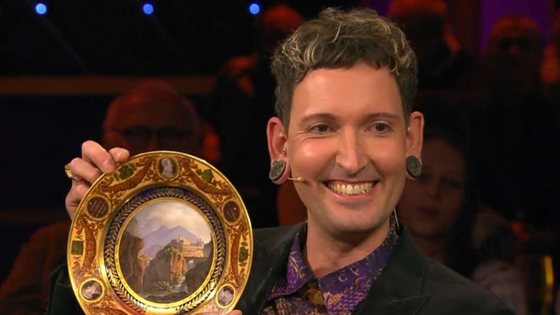 „Bares für Rares“-Star Fabian Kahl zeigt bei „Riverboat“ stolz seinen edlen TV-Fund.