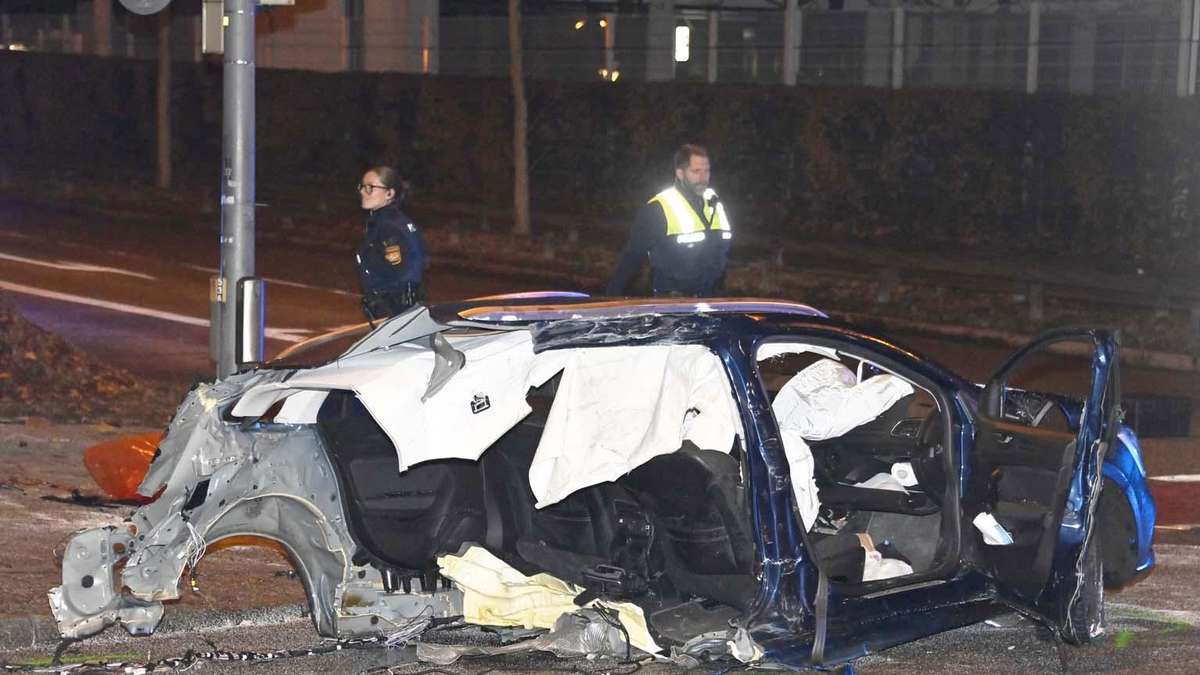 Porsche zerfetzt Renault – Anwohner berichtet