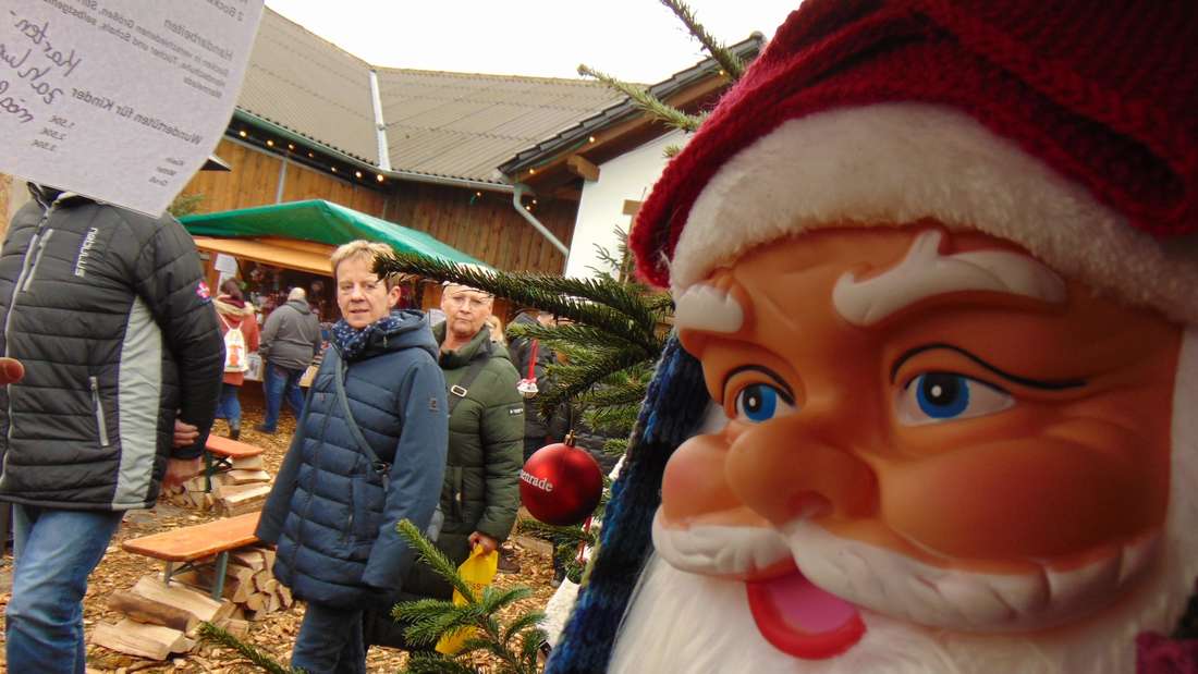Hunderte Besucher kamen am ersten Adventswochenende nach Affeln zum beliebten Weihnachtsmarkt des Landmaschinenvereins. 