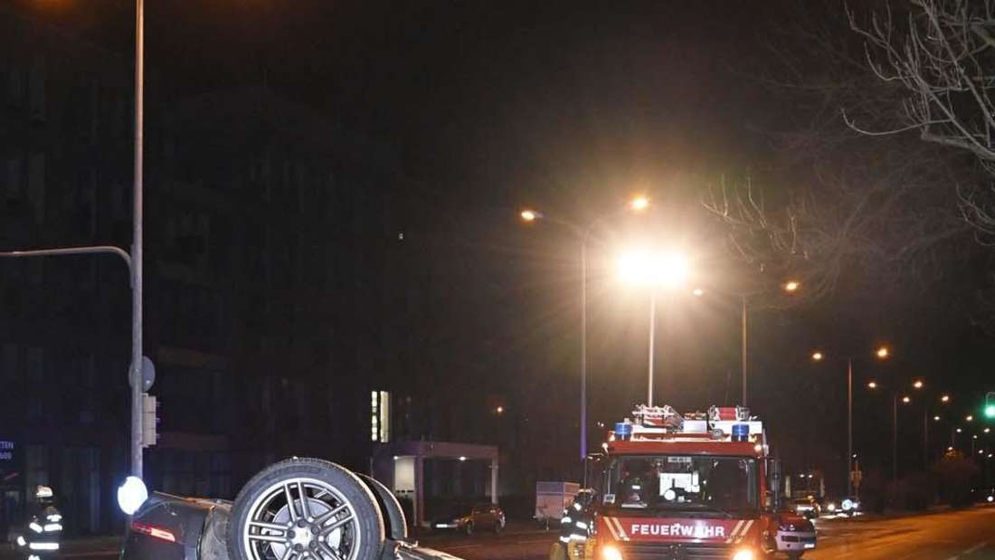 In München ist es am späten Samstagabend zu einem verheerenden Unfall zwischen einem Porsche und einem Renault gekommen. Zwei Renault-Insassen starben kurz nach dem Unfall. 