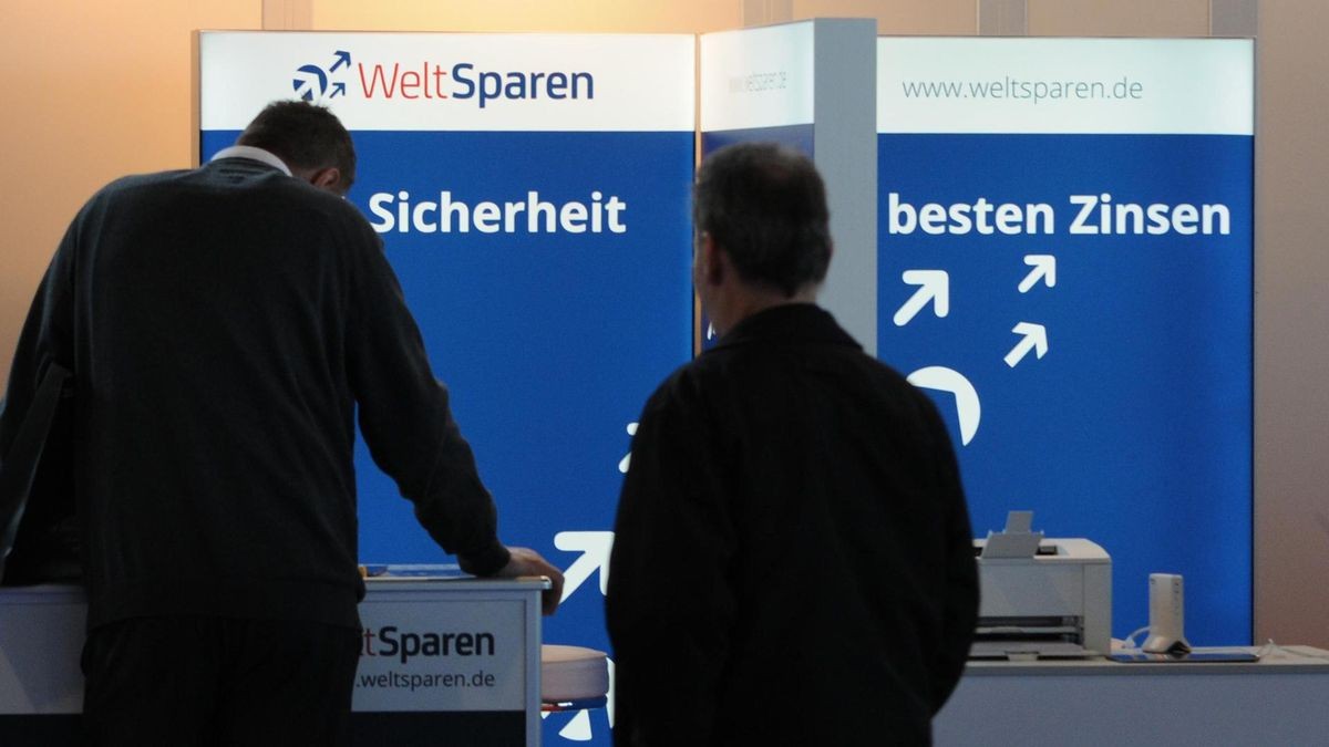 Der Zinsvermittler Raisin ist auch bekannt unter der Marke Weltsparen. Besucher der Anleger-Finanzmesse Invest stehen am 07.04.2017 in Stuttgart (Baden-Württemberg) vor einem Stand des Zinsportals Weltsparen. Solche Finanzportale vermitteln Anlagen in anderen EU-Staaten, angesichts der Niedrigzinsen in Deutschland sehen sie sich im Aufwind.