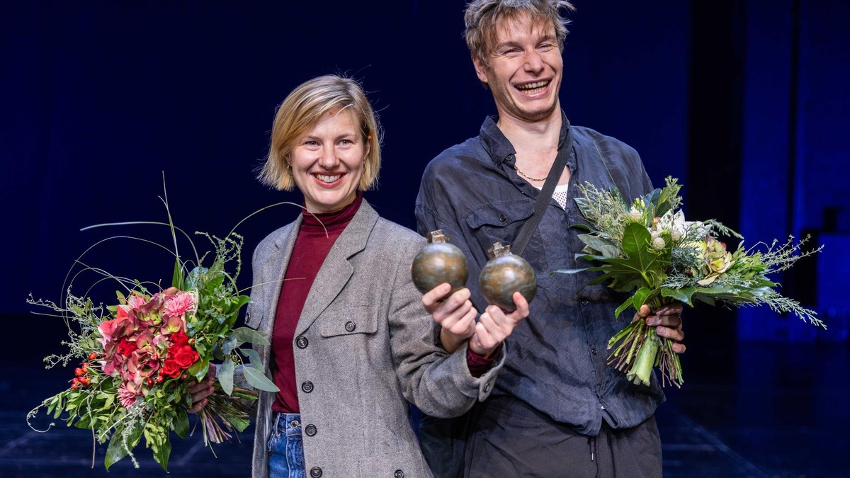 Victor Ijdens, hier mit Kollegin Anna Drexler  bei der Verleihung des Bochumer Theaterpreises wird bald als „Robin Hood“ auf der Bühne stehen.