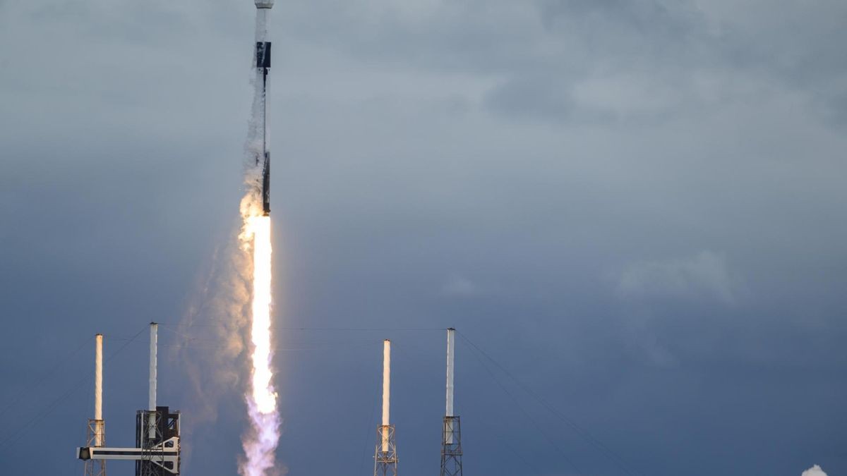 October 7, 2024, Cape Canaveral, Florida, USA: A SpaceX Falcon 9 rocket carrying the European Space Agencyââ¬â¢s Hera spacecraft lifts off from Space Launch Complex-40 (SLC-40) at Cape Canaveral Space Force Station, Florida, on Oct. 7, 2024. Hera will visit the Didymos asteroid and examine the impact on its moon, Dimorphos, after NASA's (DART) Double Asteroid Redirection Test Spacecraft knocked it off course two years ago. (Credit Image: © Charles Briggs/ZUMA Press Wire SpaceX launches the European Space Agency's Hera Asteroid Probe