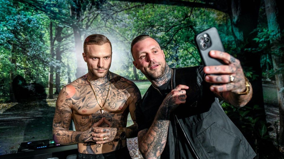 Zweimal Kontra K im Madame Tussauds Berlin: Rechts der echte Musiker, links die Nachbildung in schwarzer Brokat-Hose. Zweimal Kontra K im Madame Tussauds Berlin: Rechts der echte Musiker, links die Nachbildung in schwarzer Brokat-Hose.