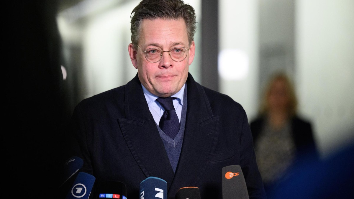 Grünen-Politiker Konstantin von Notz: „Die AfD ist nie weit, wenn es darum geht, willfährige Helfer zu suchen, die bereit sind, die Narrative von Putin und Co. ungefiltert in unsere öffentlichen Diskurse, Talkshows und Parlamente zu tragen.“ Sondersitzung des Parlamentarischen Kontrollgremiums